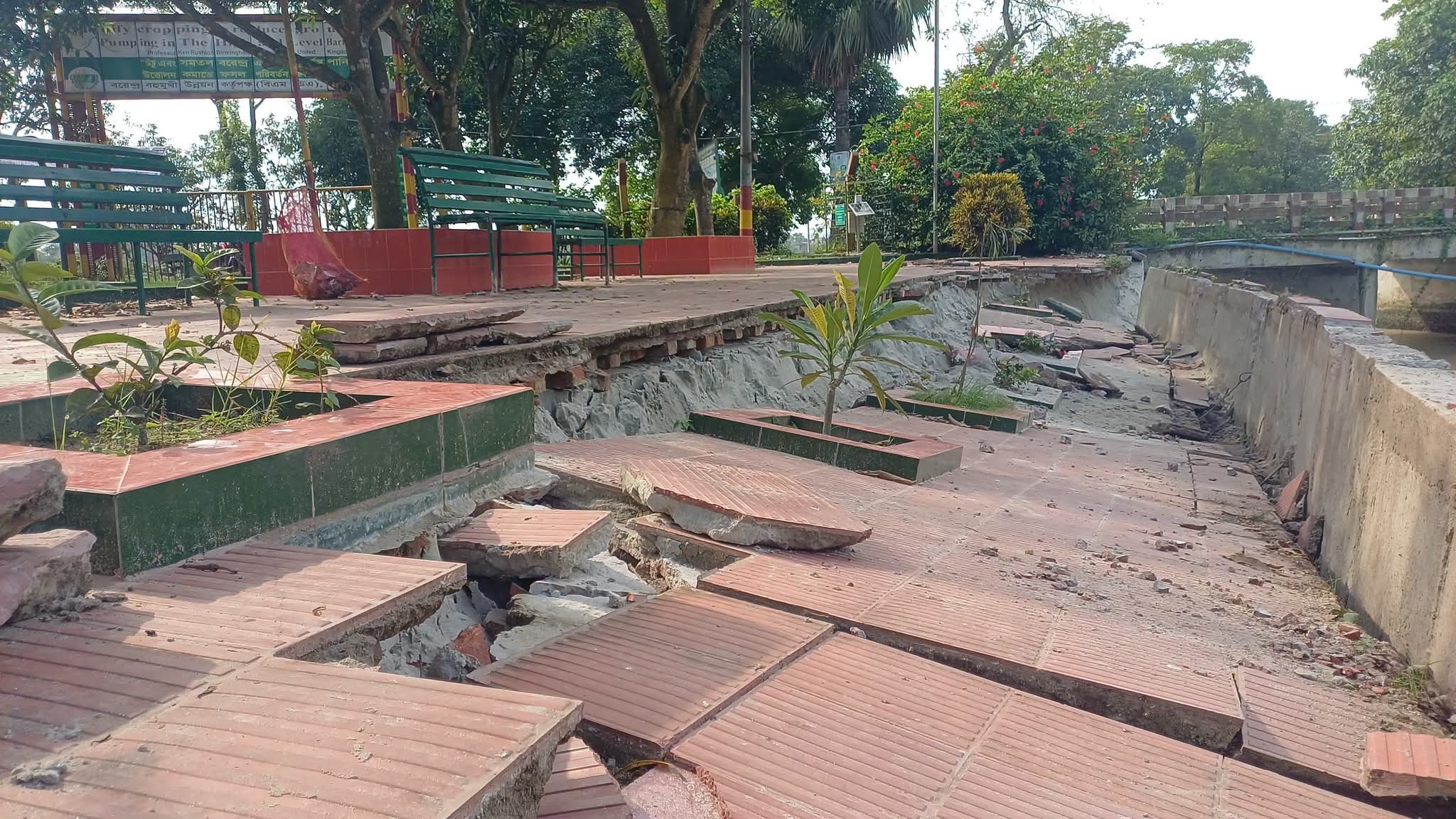 উদ্বোধনের এক বছরের মাথায় ধসে পড়ল সরমংলা ইকোপার্কের ওয়াকওয়ে, প্রশ্নের মুখে নির্মাণমান